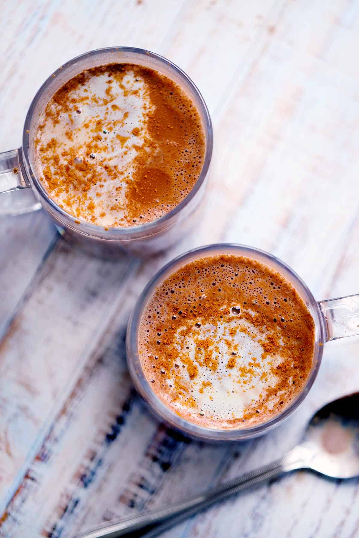 Photo aérienne de deux tasses de chocolat chaud au poivre de Cayenne.