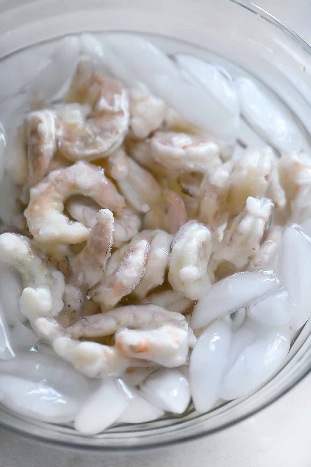 How to defrost frozen shrimp in ice water.