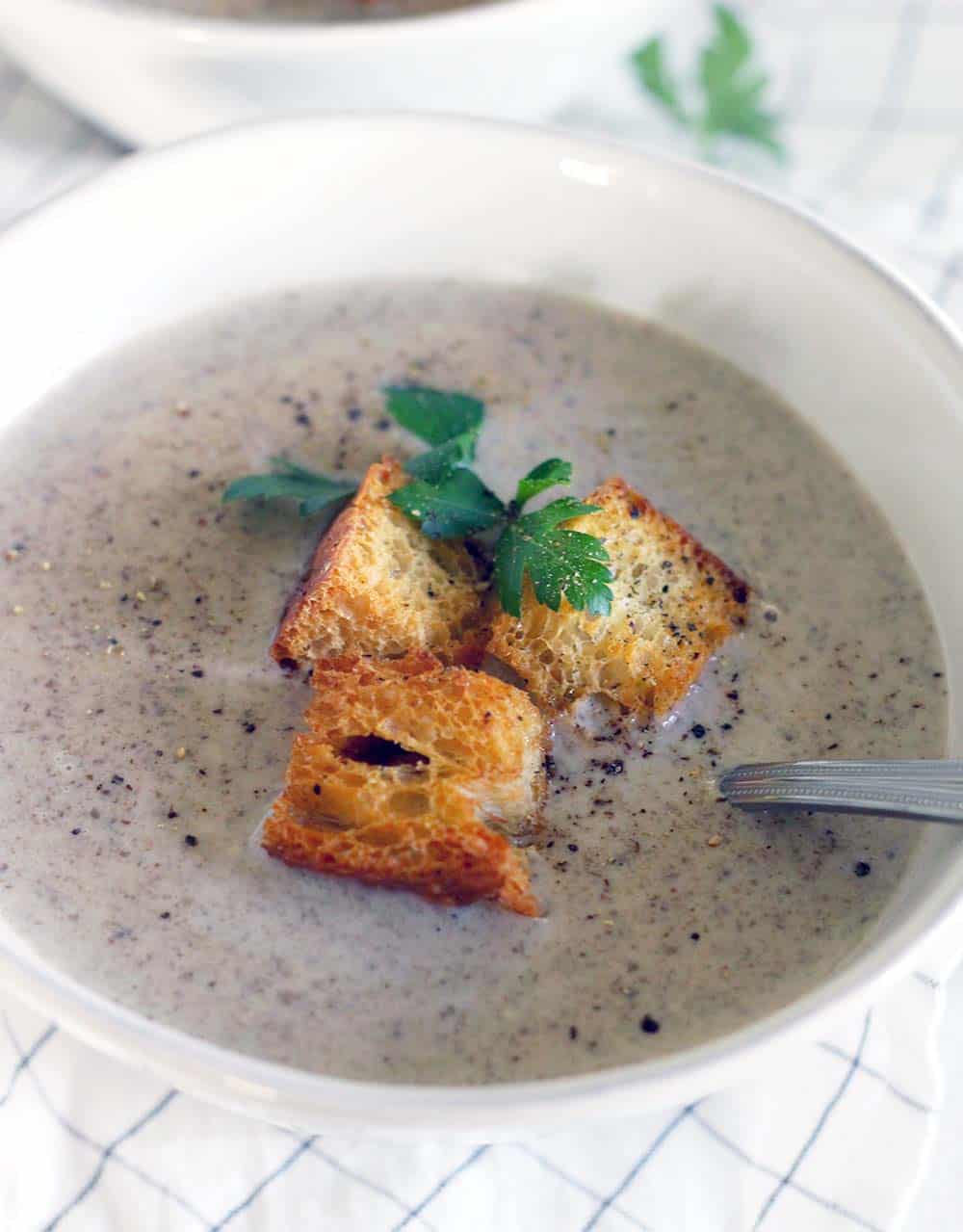 Esta sopa de champiñones Brie es decadente, rica, terrosa, cremosa y muy fácil de hacer. La mantequilla dorada hace que el sabor sea extra profundo para esta receta vegetariana de una olla.