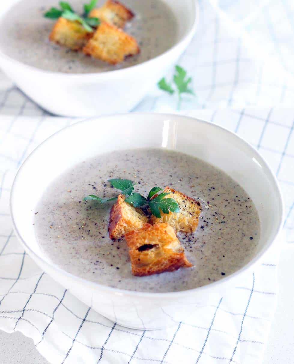 Esta sopa de champiñones Brie es decadente, rica, terrosa, cremosa y muy fácil de hacer. La mantequilla dorada hace que el sabor sea extra profundo para esta receta vegetariana de una olla.