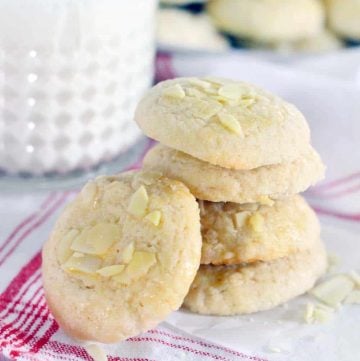 These Norwegian Butter Cookies (Serinakaker) are delicate and buttery, similar to shortbread but less crumbly, with melt-in-your-mouth almond and vanilla flavors. They are the PERFECT cookie, especially if you're looking for a new Christmas cookie recipe! | www.bowlofdelicious.com