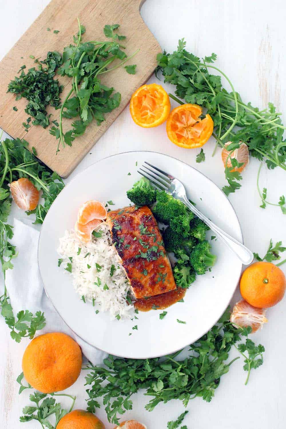 This colorful and healthy Mandarin Orange Glazed Salmon takes only 15 minutes to make and is broiled to perfection to create a sticky, thick glaze on top and keep the salmon moist and flaky. #Salmon #BroiledSalmon #MandarinOrange #SalmonRecipes #HealthyDinner #FastDinner #EasyRecipes
