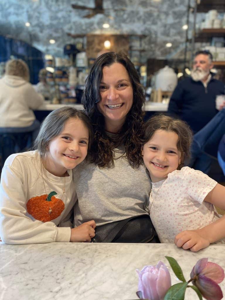 Food Blogger Elizabeth Lindemann with her daughters at a cafe.